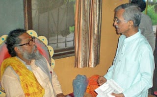 HJS co-ordinator Mr. Vatkar while explaining activities of HJS to Shri Shantigiri Maharaj